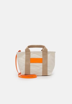 Petit sac cabas en toile beige avec des poignées couleur cuir clair et un patch logo orange, doté d'une longue bandoulière orange fine.