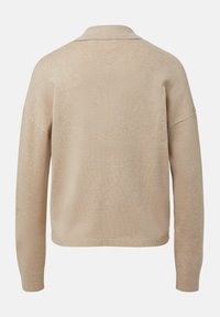 Beżowy sweter dziany z kołnierzem, opuszczonymi ramionami i ściągaczami na mankietach. Tył wykonany z gładkiej, teksturowanej tkaniny.