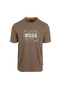 Camiseta de algodón marrón con cuello redondo, que presenta un gráfico rectangular de textura de mármol blanca con "BOSS" en letras negritas en el frente.
