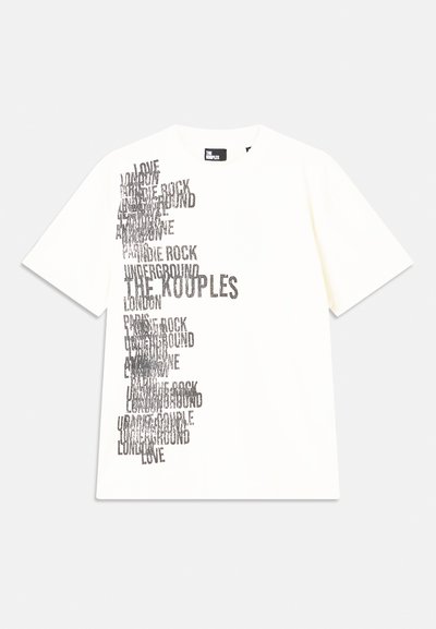 Witte katoenen T-shirt met korte mouwen en een relaxte fit, met metallic grijze tekst in verschillende maten en richtingen op de voorkant.