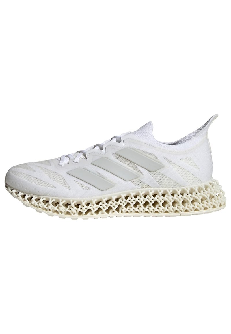 Sneaker bianco con tomaia in mesh traspirante, tre righe testurizzate e una suola intermedia distintiva in stile lattice.