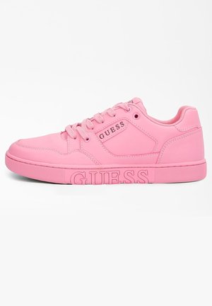 Matala vaaleanpunainen tennari nauhoilla, jossa sivupaneelissa "GUESS"-brändäys ja pohjassa kohokuvio, esitetty vasemmalta sivulta.