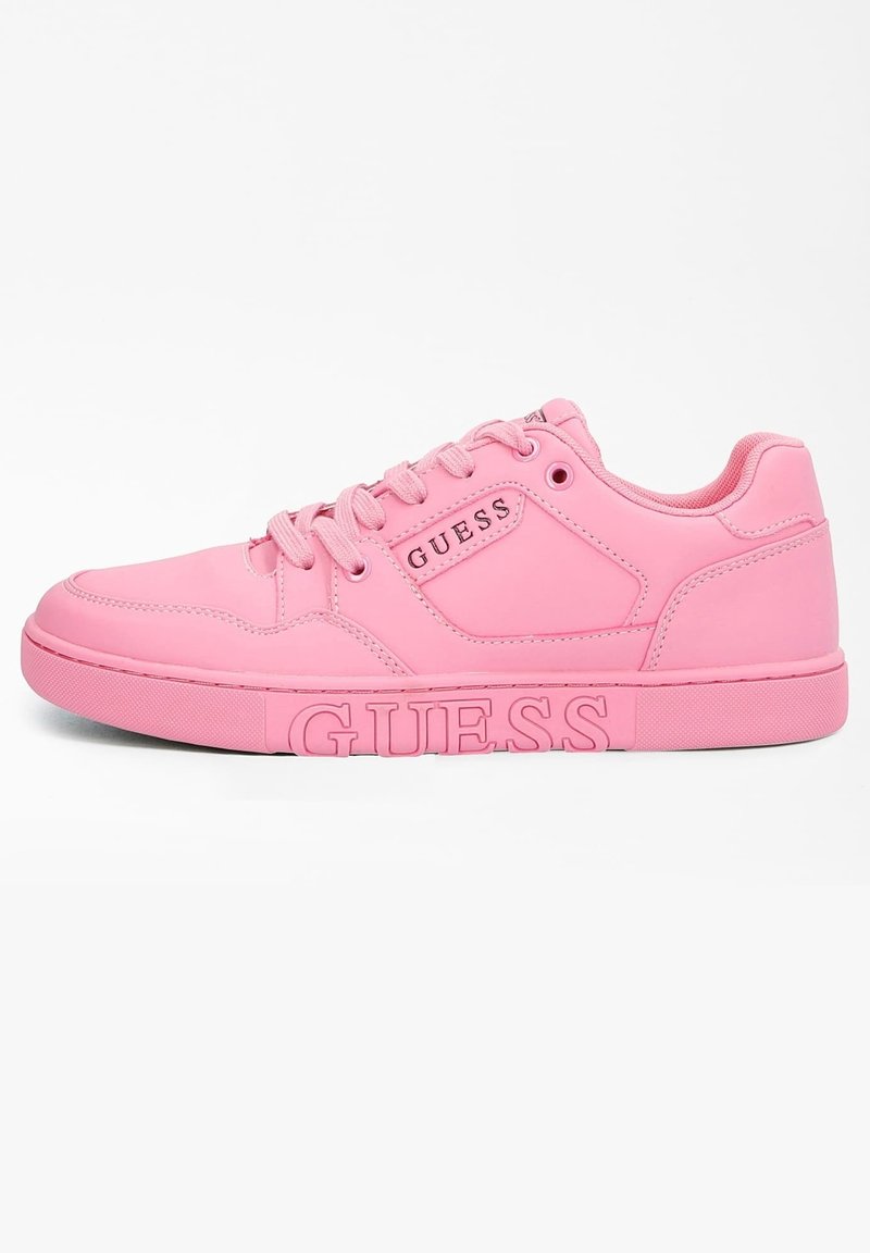 Baskets basses roses avec lacets, marquées "GUESS" sur le panneau latéral et embossées sur la semelle, présentées en profil gauche.