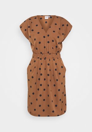 Brązowa sukienka w czarne grochy, z dekoltem w serek, krótkimi rękawkami, elastycznym pasem i długością do kolan, wyeksponowana na białym tle.