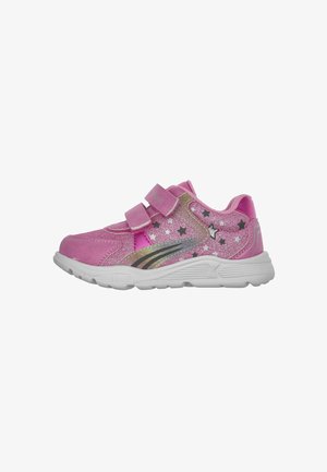 Scarpe sportive rosa con due strappi in velcro, motivo a stelle luccicanti, dettagli in argento e oro, e una suola in gomma bianca.