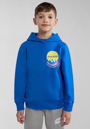 Felpa blu con tasca a marsupio, polsini e orlo ribattuti. Presenta un logo multicolore con montagne e il testo "ESPLORA NUOVE STRADE."