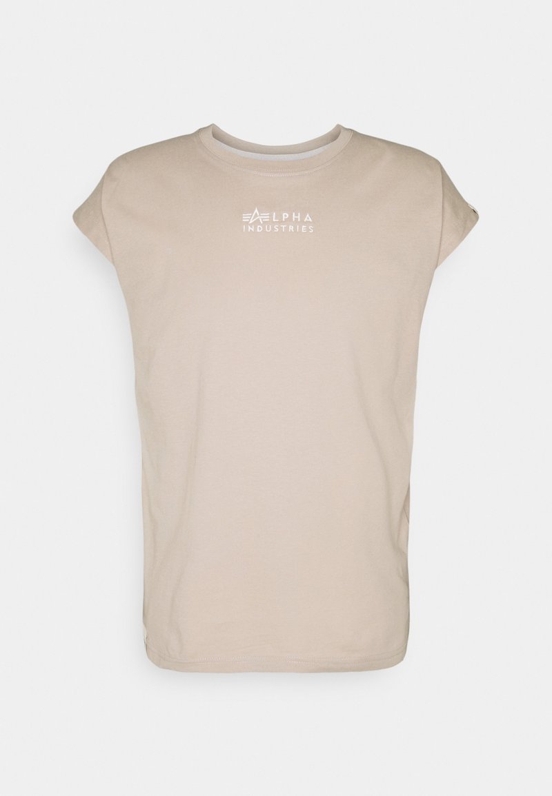 Camiseta beige de algodón con cuello redondo y mangas cortas. Presenta un logo blanco de "ALPHA INDUSTRIES" en el pecho.