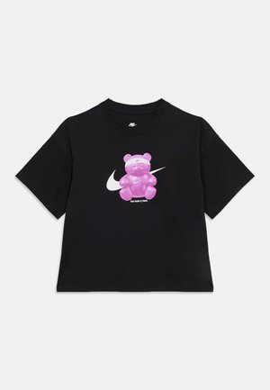 T-shirt noir à manches courtes Nike avec un grand logo swoosh blanc et un ours en gomme rose portant un bandeau blanc ainsi que le texte "the beary best".