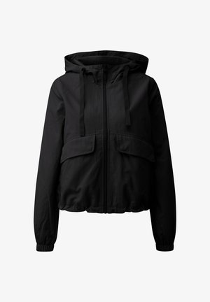 Zwarte jas met capuchon, voorzien van een ritssluiting aan de voorkant, twee grote klepzakken, elastische manchetten en aantrekkoorden aan de capuchon, getoond tegen een witte achtergrond.