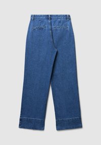 Pantaloni in denim a gamba larga di colore blu scuro, con un classico design a cinque tasche e dettagli di cucitura sottili, esposti con la parte posteriore rivolta verso l'alto.