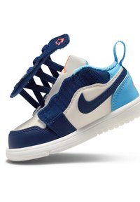 Sneakers per bambini piccoli blu e bianche con tomaia in pelle e tessuto, dettagli testurizzati e suola in gomma bianca con battistrada a motivo.