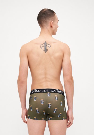 Polo Ralph Lauren muške bokserice u tamnozelenoj boji. Imaju cijeloj površini print medvjeda, elastičnu traku u struku s oznakom branda, te prilagođen dizajn.