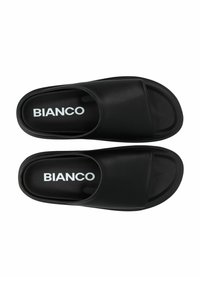 Infradito neri con una texture simile alla pelle, una fascia larga e una suola piatta, con il nome del marchio "BIANCO" stampato in bianco.