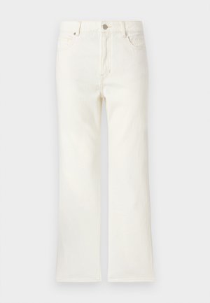 Høytlivs kremfargede jeans med rette ben, frontlommer, knappelukking og beltehemper på ensfarget bakgrunn.