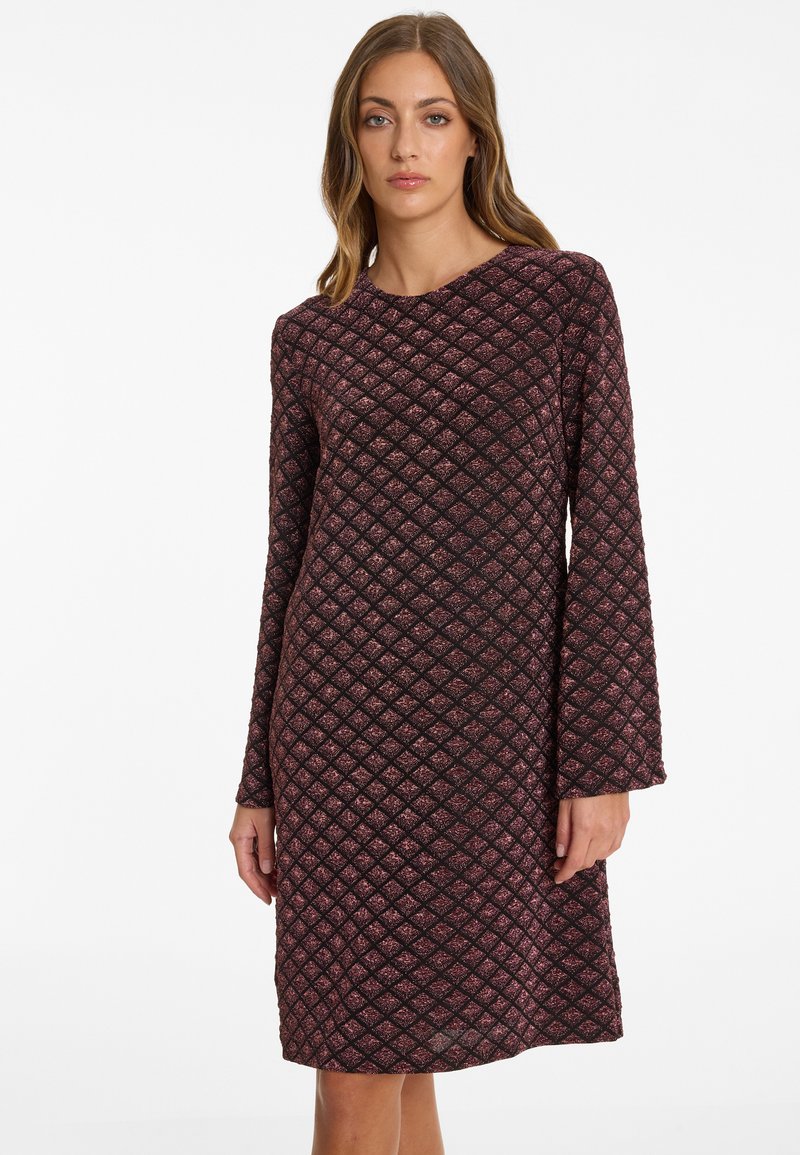 Long-sleeve dress in dark maroon with a diamond texture pattern. Made of soft, textured fabric with subtle shimmer and a straight cut.