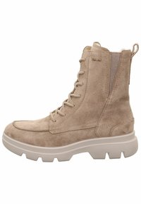 Botas de tobillo de ante beige con cordones en la parte delantera, talón reforzado y suela de goma blanca gruesa. Presentan un logo de Gore-Tex en el lateral.