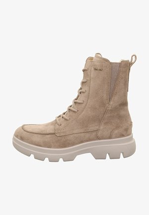 Beige Wildleder-Ankleboots mit Schnürung, verstärktem Absatz und einer dicken weißen Gummisohle. Mit einem Gore-Tex-Logo an der Seite.