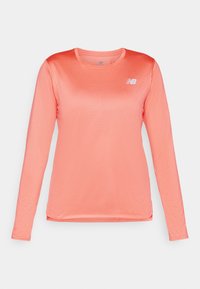 Langsleeve sportshirt in helder koraal, gemaakt van gladde, lichte stof. Heeft een ronde hals en een klein wit logo op de borst.