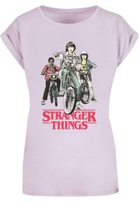 Hellblau-lila Baumwoll-T-Shirt mit drei Charakteren auf Fahrrädern, darunter die Aufschrift "STRANGER THINGS" in dickem Rot. Mit kurzen Ärmeln.