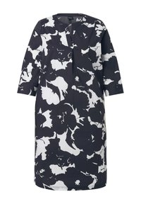 Sort og hvid blomsterprintet knælængde kjole med trekvart lange ærmer, V-udskæring og løs pasform.