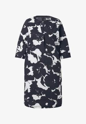 Robe fleurie noire et blanche jusqu'aux genoux, manches trois-quarts, col en V, coupe ample.