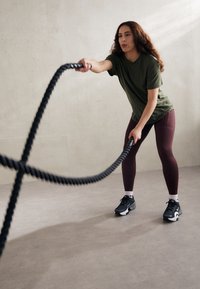 Nike Performance ONE RELAXED TOP - T-skjorte til trening - cargo khaki/black