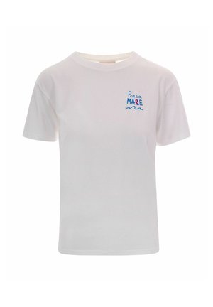 Wit T-shirt met korte mouwen met kleine blauwe en rode "Presa MARE" tekst en golfpatroon op de bovenste linkerborst.