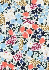 Telón floral que presenta flores rosas, azules y blancas con hojas verdes sobre un fondo claro, creando un patrón vibrante y multidimensional.