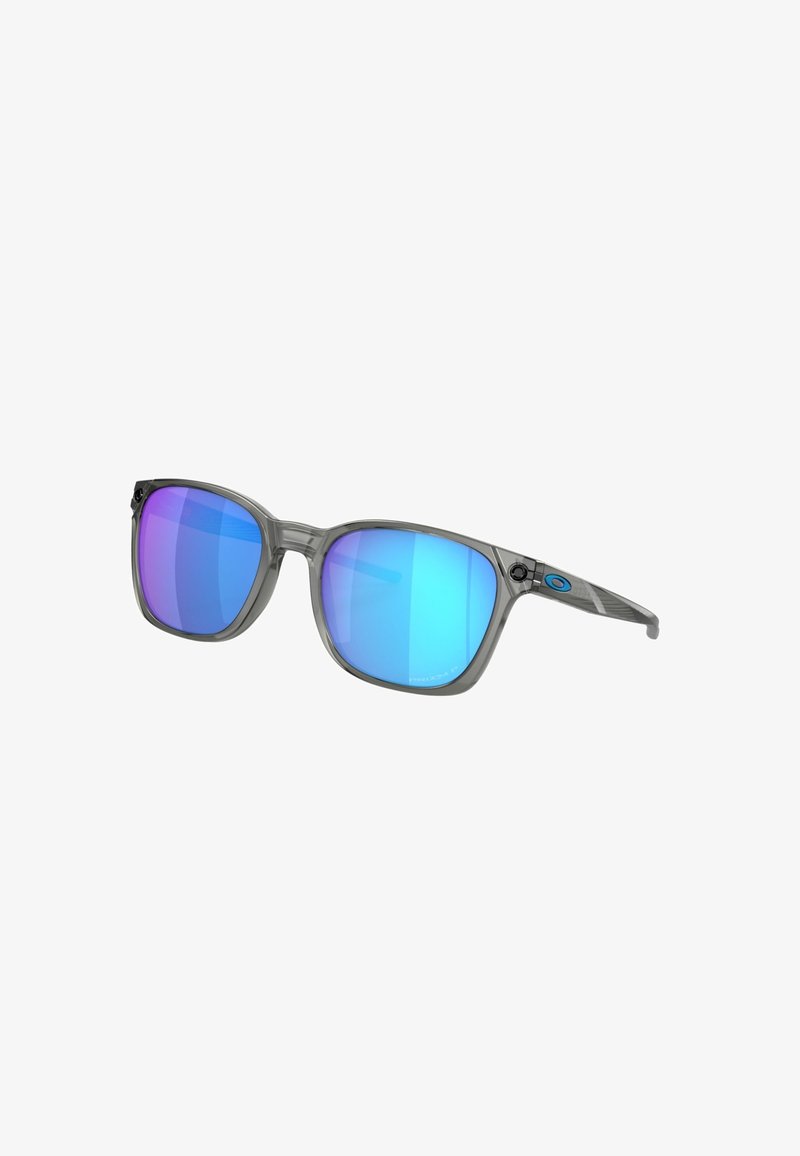 Occhiali da sole con montatura grigia e lenti specchiate blu e viola. Presentano un'asta con texture e il logo del marchio sul lato per maggiori dettagli.