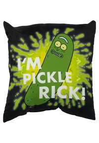 Cuscino quadrato con un personaggio a forma di cetriolo verde con occhi e bocca da cartone animato, su uno sfondo nero con un grafico a macchie verdi e testo bianco.