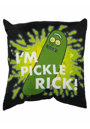 Cuscino quadrato con un personaggio a forma di cetriolo verde con occhi e bocca da cartone animato, su uno sfondo nero con un grafico a macchie verdi e testo bianco.