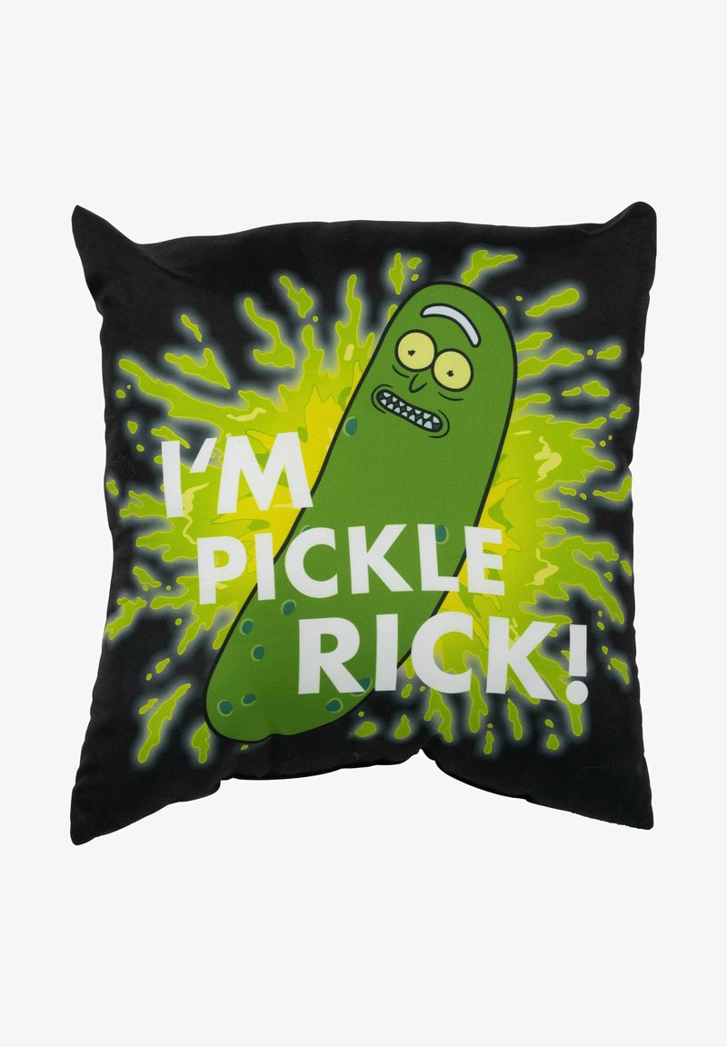 Cuscino quadrato con un personaggio a forma di cetriolo verde con occhi e bocca da cartone animato, su uno sfondo nero con un grafico a macchie verdi e testo bianco.