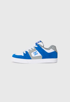 Niedrig geschnittene Skate-Schuhe mit weißer Sohle, blauen Wildleder und grauen Akzenten, weißen Schnürsenkeln und einem blauen Logo an der Seite und auf der Zunge.
