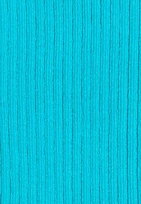Türkiser gerippter Stoff mit vertikalen Streifen, der eine glatte Textur und ein gleichmäßiges Strickmuster aufweist, geeignet für Bekleidung oder Accessoires.