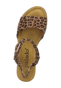 Sandal in stampa leopardata con due ampie fascette, un accento metallico circolare e una soletta imbottita color beige. Realizzato in materiale texturizzato simile alla pelle scamosciata.