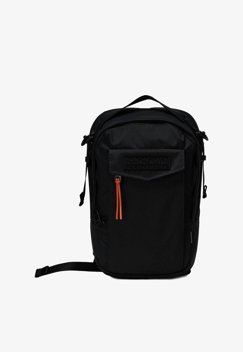 Czarna plecak wykonany z trwałego materiału, z przednią kieszenią z pomarańczowym uchwytem do zamka. Akcentowany wytłoczonym detalem z logo.