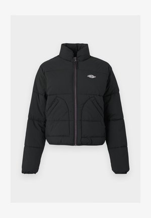 Casaco puffer preto com colarinho alto, fecho éclair, dois bolsos frontais e textura acolchoada. Apresenta o logótipo no peito e um fecho éclair roxo.