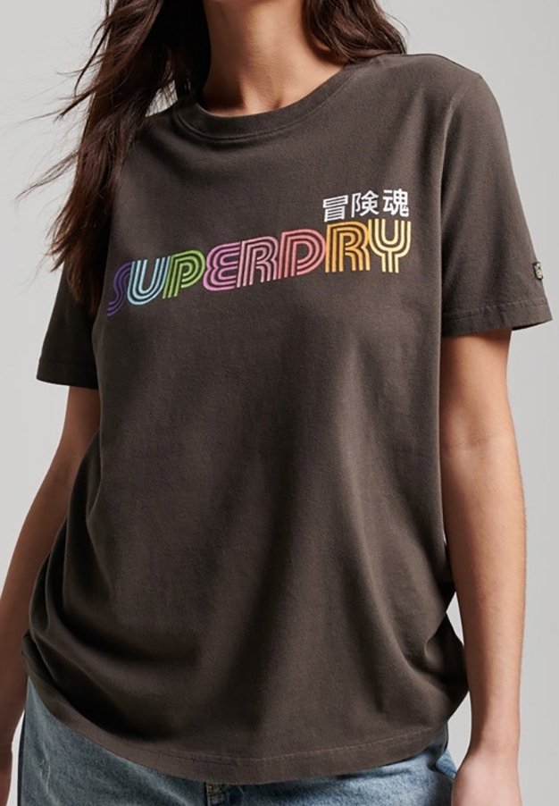 Czarna szara koszulka bawełniana z kolorowym napisem "SUPERDRY" w falistym kroju; krótki rękaw i luźny krój.