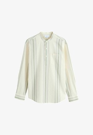 Długa kremowa koszula z zielonymi pionowymi paskami, stojącym kołnierzem, plisą na guziki i pojedynczą kieszenią na piersi. Miękka, teksturowana tkanina.