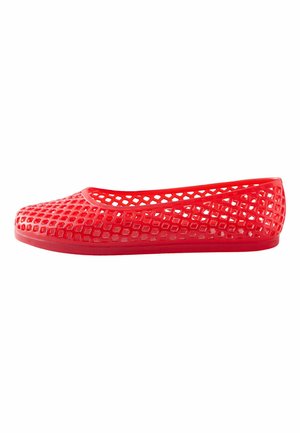 Roter flexibler flacher Schuh mit perforierten quadratischen Löchern und abgerundeter Spitze, entworfen für den Freizeitgebrauch und Atmungsaktivität.