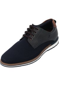 Marineblaue Mesh-Sneaker mit dunklen Lederakzenten, ausgestattet mit fünf Ösen für die Schnürsenkel, einem strukturierten Obermaterial und einer weißen Gummisohle mit brauner Umrandung.