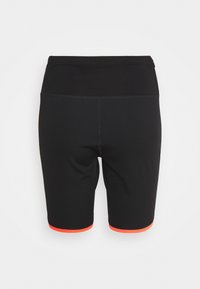 Shorts sportivi neri con un design aderente, caratterizzati da una vita alta e dettagli arancioni lungo l'orlo. Tessuto morbido, adatti per l'esercizio.