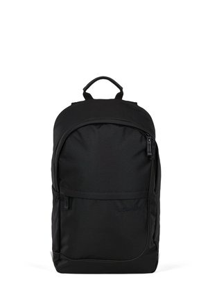 Schwarzer Rucksack mit glatter Stoffoberfläche, rundem Oberteil, vorderer Reißverschlusstasche und einem oberen Griff für einfaches Tragen.