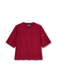 T-shirt rossa a maniche corte con colletto a girocollo in cotone, con un'etichetta verde all'interno del colletto su sfondo bianco.