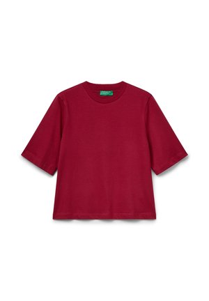 Rode katoenen T-shirt met korte mouwen en ronde hals, met een groene label binnenin de kleur, op een witte achtergrond.