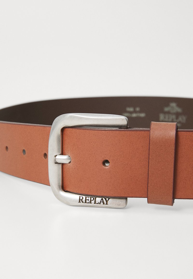 Brauner Ledergürtel mit silberner rechteckiger Schnalle, auf der der Markenname "REPLAY" eingraviert ist. Enthält mehrere Löcher zur Anpassung.