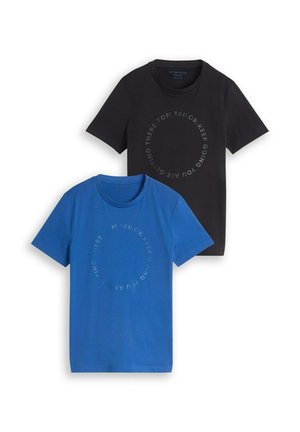 Zwei kurzärmelige T-Shirts mit Rundhalsausschnitt, eines schwarz und eines blau, jeweils mit einem kreisförmigen Textdesign mit der Aufschrift "Tom Tailor Keep Going You Are Getting There."