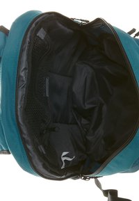 Sac à dos bleu-vert avec un compartiment principal ouvert montrant une doublure intérieure noire et une poche en mesh zippée à l'intérieur.