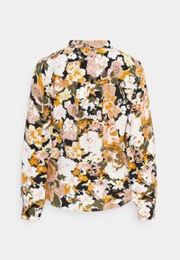 Blouse à manches longues avec un motif floral comprenant des fleurs roses, orange et blanches sur un fond noir. Col avec un empiècement dans le dos.