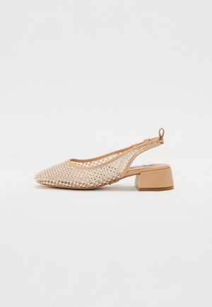 Chaussure slingback beige en mesh avec des embellissements en strass, bout pointu et petit talon carré. Surface texturée et design découpé.